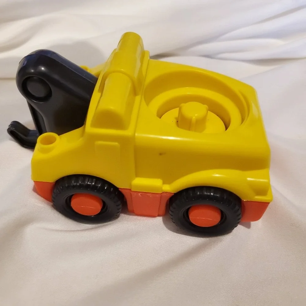 Fisher Price Little People Yellow Vehicle Tow Truck Sounds‎ Hitch Untested